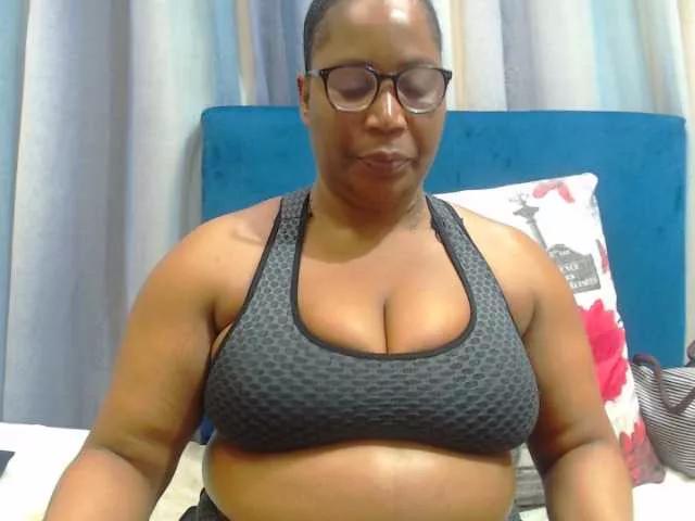 CurveyChocClit on BongaCams 