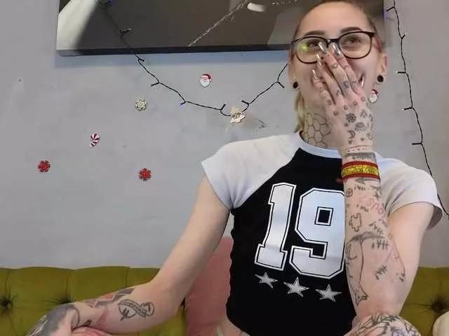 HarleyVee on BongaCams 